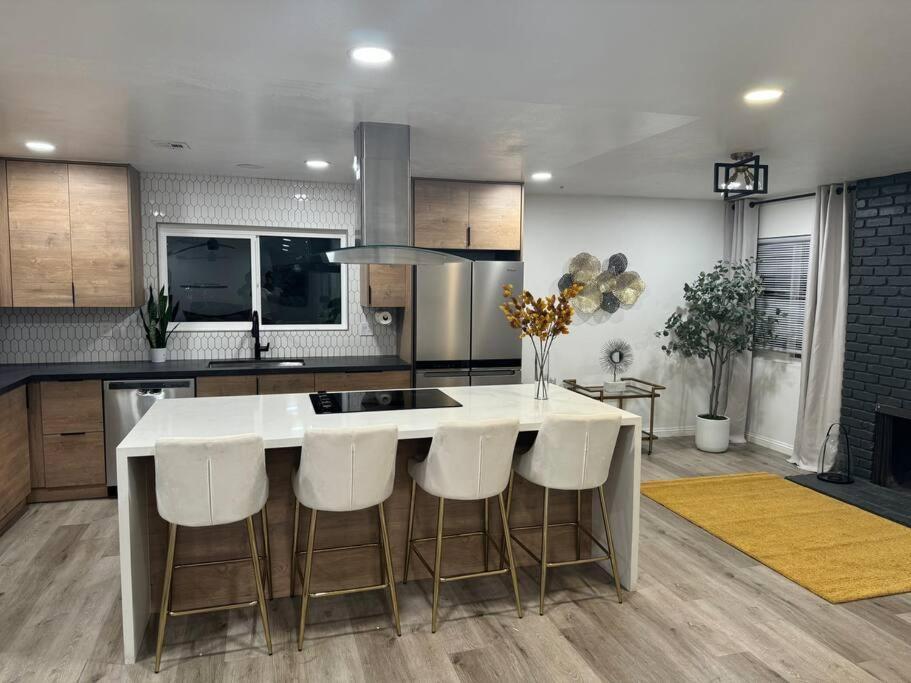 Spacious Beautifully Furnished 5 Bedrooms 3 Full Bath House With Ping Pong And Pool Table And 85 In Tv In Game Сasa de vacaciones