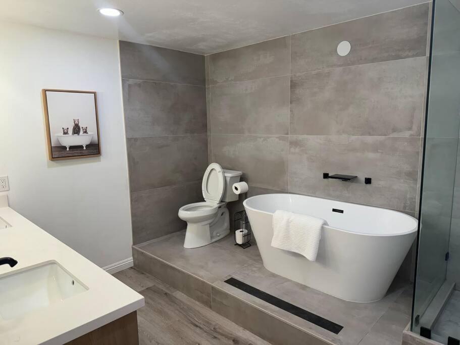 Spacious Beautifully Furnished 5 Bedrooms 3 Full Bath House With Ping Pong And Pool Table And 85 In Tv In Game Сasa de vacaciones San Diego