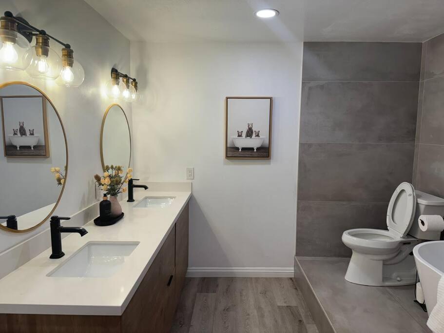 Spacious Beautifully Furnished 5 Bedrooms 3 Full Bath House With Ping Pong And Pool Table And 85 In Tv In Game Сasa de vacaciones