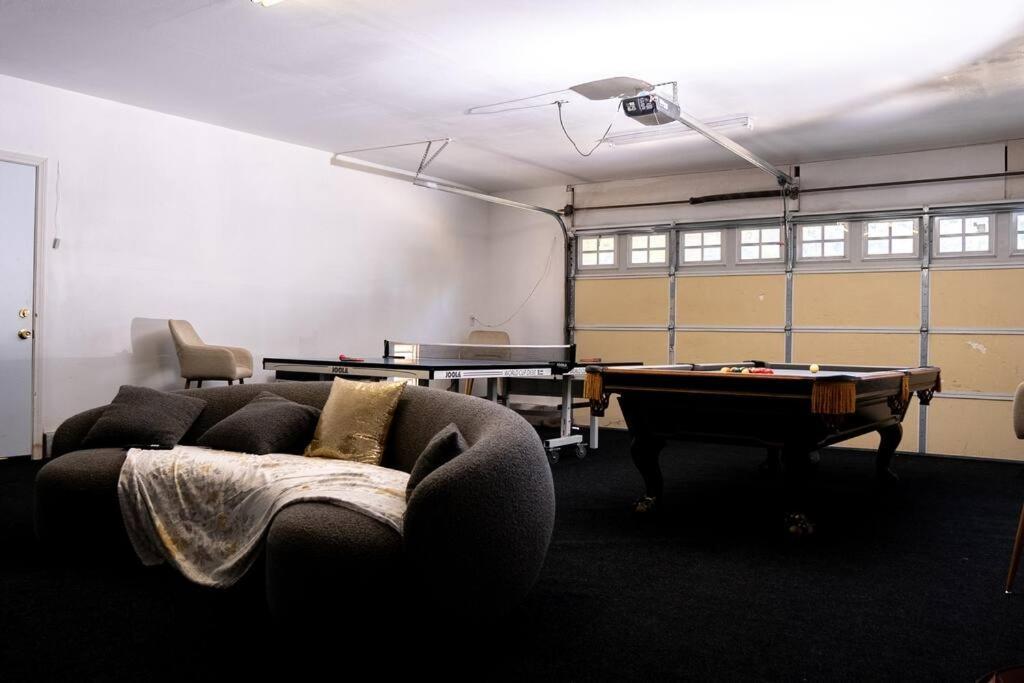 Spacious Beautifully Furnished 5 Bedrooms 3 Full Bath House With Ping Pong And Pool Table And 85 In Tv In Game Сasa de vacaciones San Diego