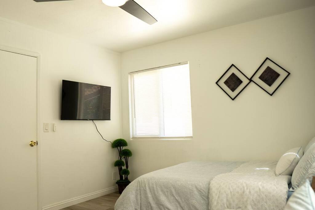 Spacious Beautifully Furnished 5 Bedrooms 3 Full Bath House With Ping Pong And Pool Table And 85 In Tv In Game Сasa de vacaciones San Diego