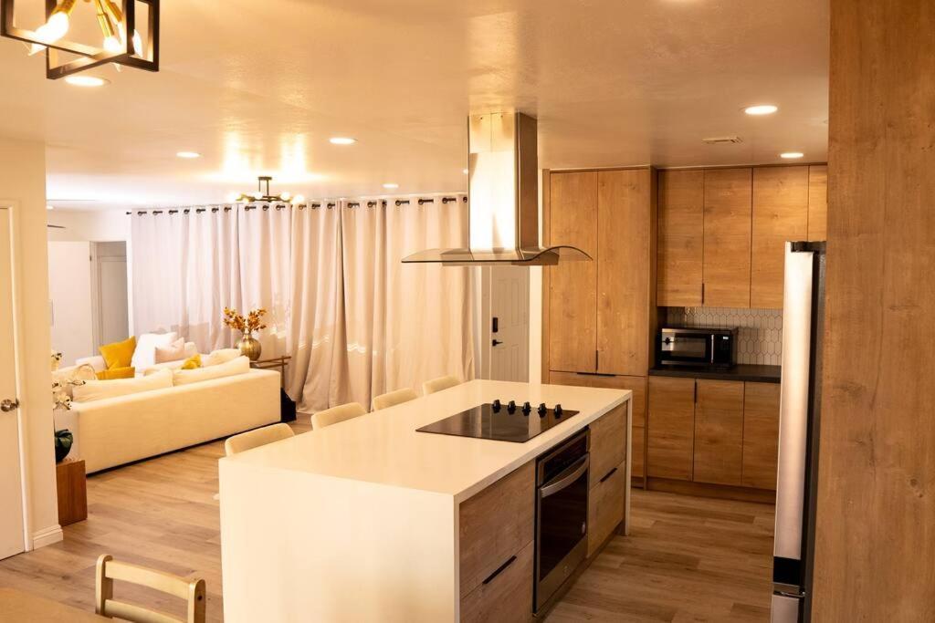 Spacious Beautifully Furnished 5 Bedrooms 3 Full Bath House With Ping Pong And Pool Table And 85 In Tv In Game Сasa de vacaciones