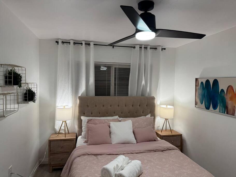 Сasa de vacaciones Spacious Beautifully Furnished 5 Bedrooms 3 Full Bath House With Ping Pong And Pool Table And 85 In Tv In Game