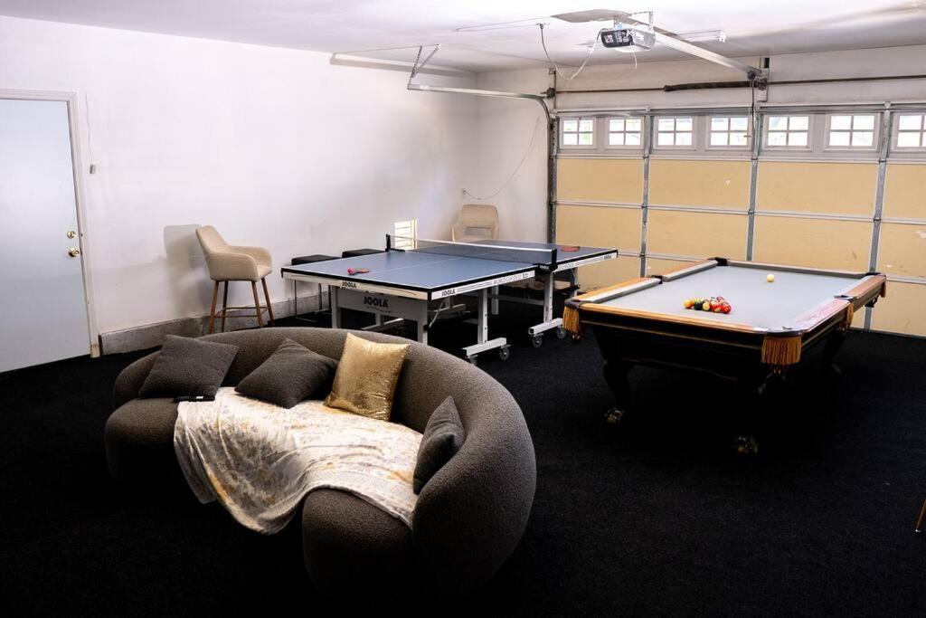 Сasa de vacaciones Spacious Beautifully Furnished 5 Bedrooms 3 Full Bath House With Ping Pong And Pool Table And 85 In Tv In Game *