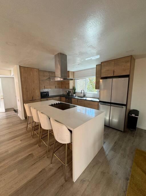 Сasa de vacaciones Spacious Beautifully Furnished 5 Bedrooms 3 Full Bath House With Ping Pong And Pool Table And 85 In Tv In Game