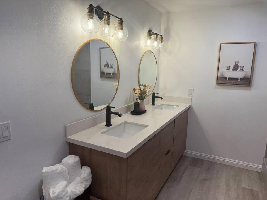 Сasa de vacaciones Spacious Beautifully Furnished 5 Bedrooms 3 Full Bath House With Ping Pong And Pool Table And 85 In Tv In Game San Diego