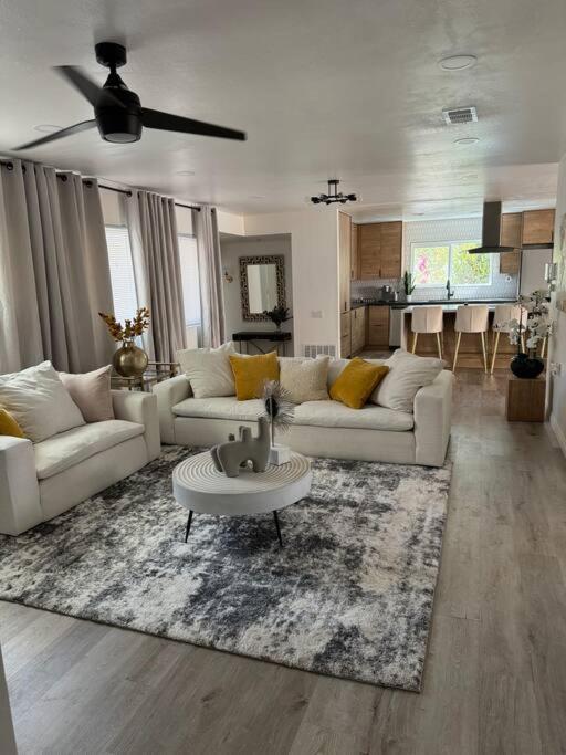 Сasa de vacaciones Spacious Beautifully Furnished 5 Bedrooms 3 Full Bath House With Ping Pong And Pool Table And 85 In Tv In Game