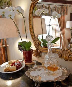 The At La Jolla Bed and breakfast