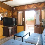 Bungalow 1 Block Walk To The Beach