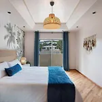 Rooftop City/Water Views*Jacuzzi*King Beds*Central