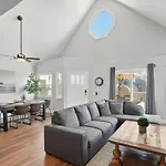 Stunning Beach Home With Fireplace, Fast Wifi, Grill & Outdoor Seating!