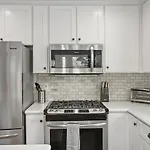Stunning Beach Home With Fireplace, Fast Wifi, Grill & Outdoor Seating!