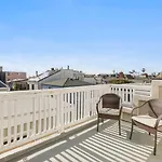 Stunning Beach Home With Fireplace, Fast Wifi, Grill & Outdoor Seating!