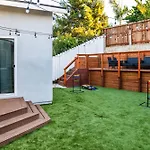 Lux Coastal Getaway, Brand New, Central Location