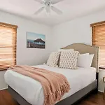Cozy Coastal Stay Hot Tub & Putting Green