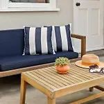 Cozy Coastal Stay Hot Tub & Putting Green