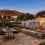 Cozy Coastal Stay Hot Tub & Putting Green