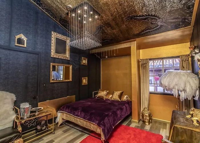 Gatsby Opulance In Old Town Near Marine Base