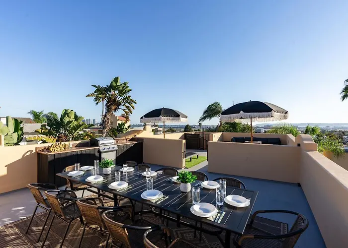 Rooftop City/Water Views*Jacuzzi*King Beds*Central