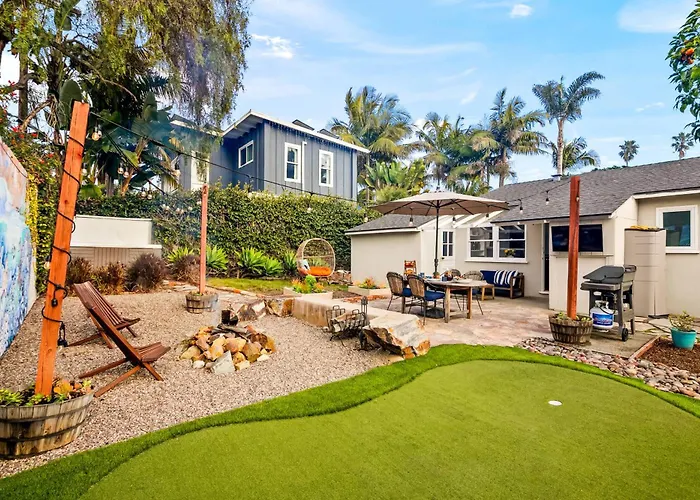 Cozy Coastal Stay Hot Tub & Putting Green