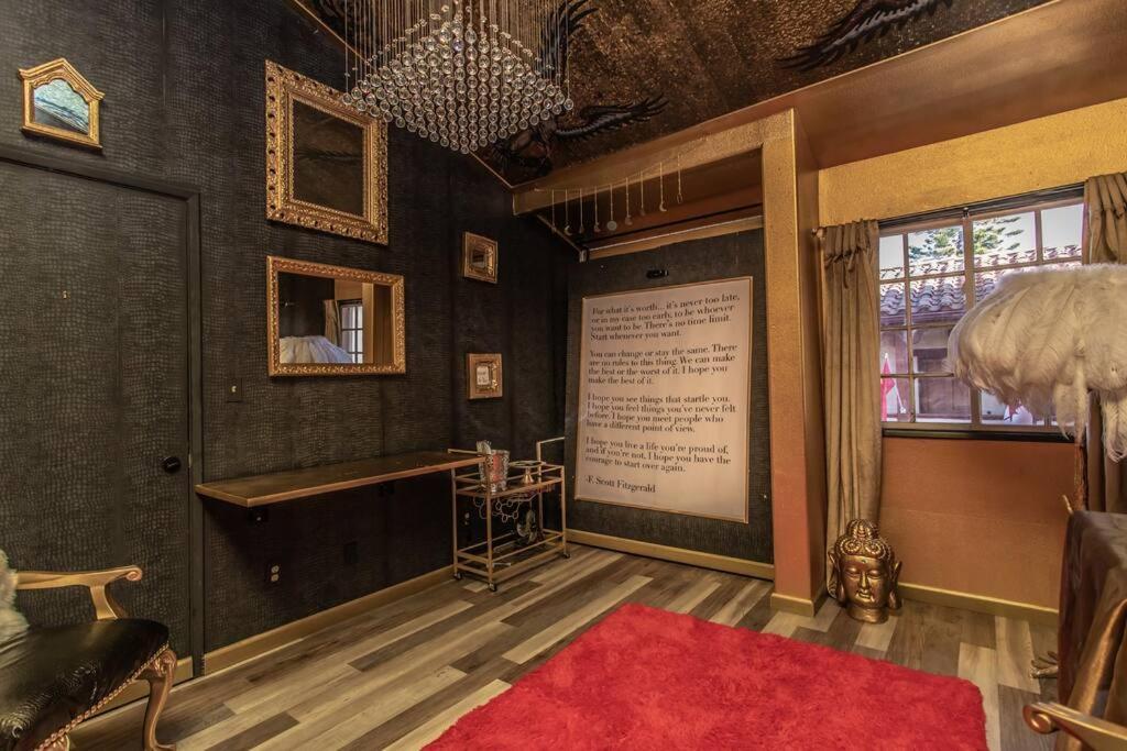 Gatsby Opulance In Old Town Near Marine Base *