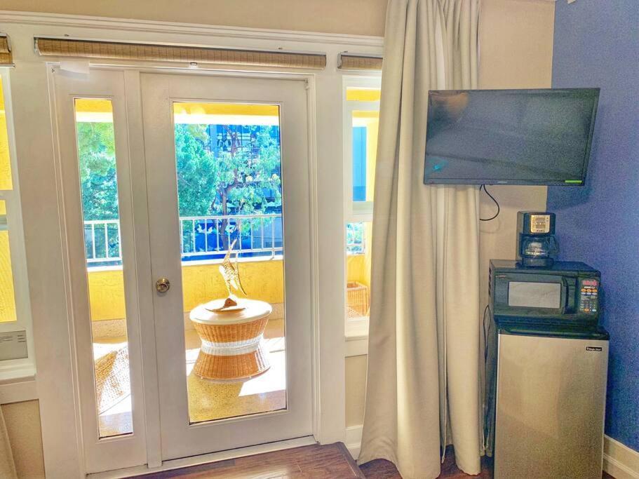 Apartment Artistic Paradise Studio With Balcony Near Downtown San Diego! Perfect For Travelers And Couples!