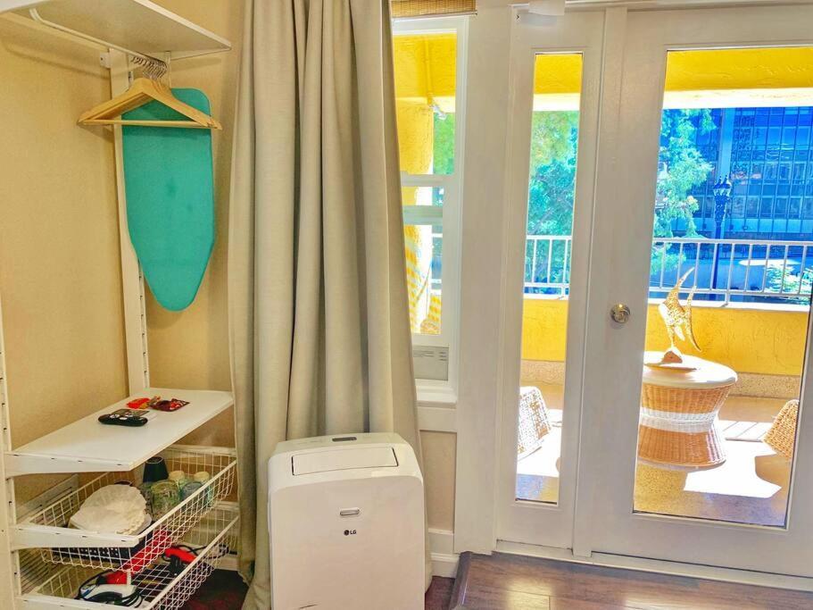 Artistic Paradise Studio With Balcony Near Downtown San Diego! Perfect For Travelers And Couples! Apartment