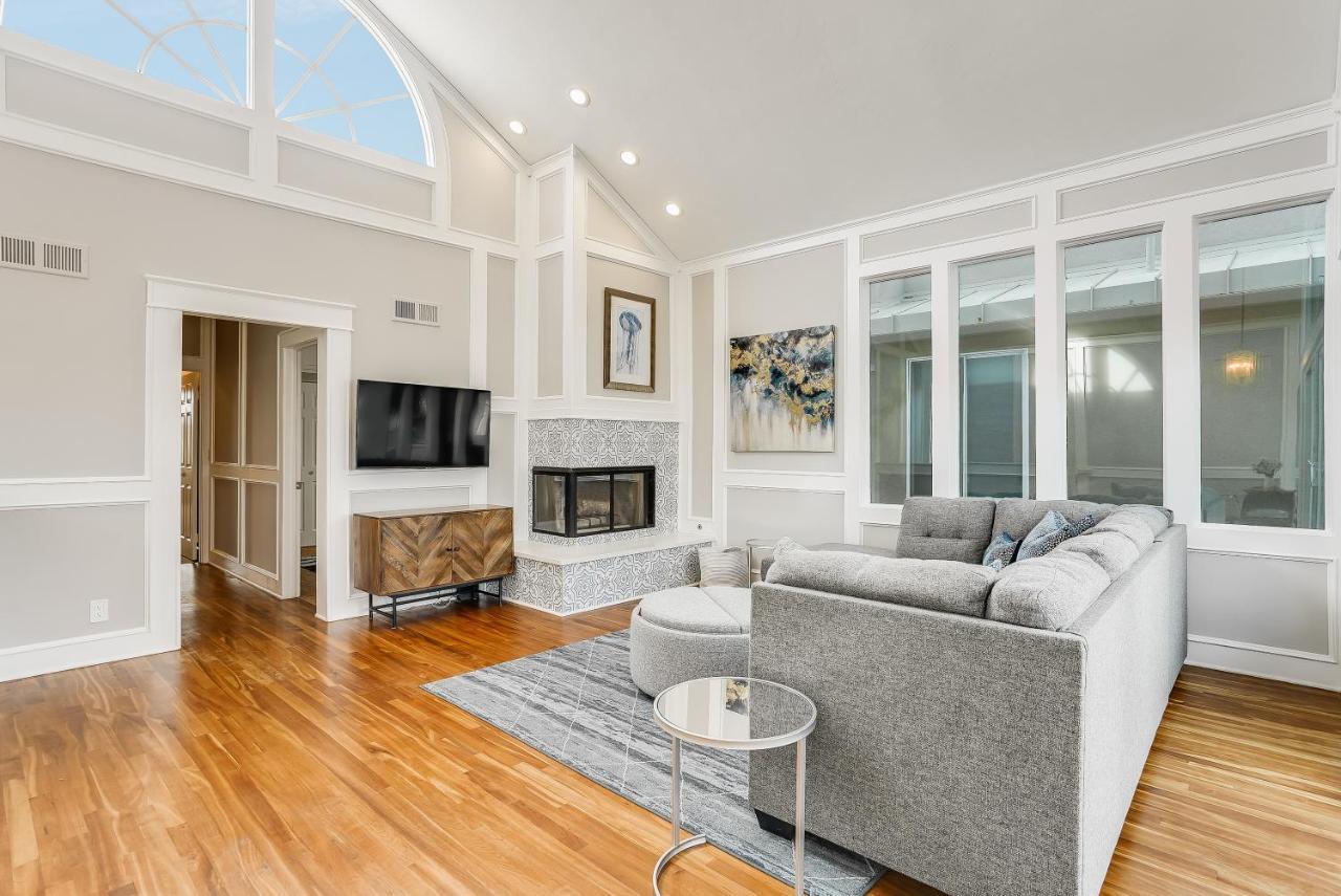 Holiday home Massive W Stunning Rooftop, Parking, Spa, Ac & Bay Views!