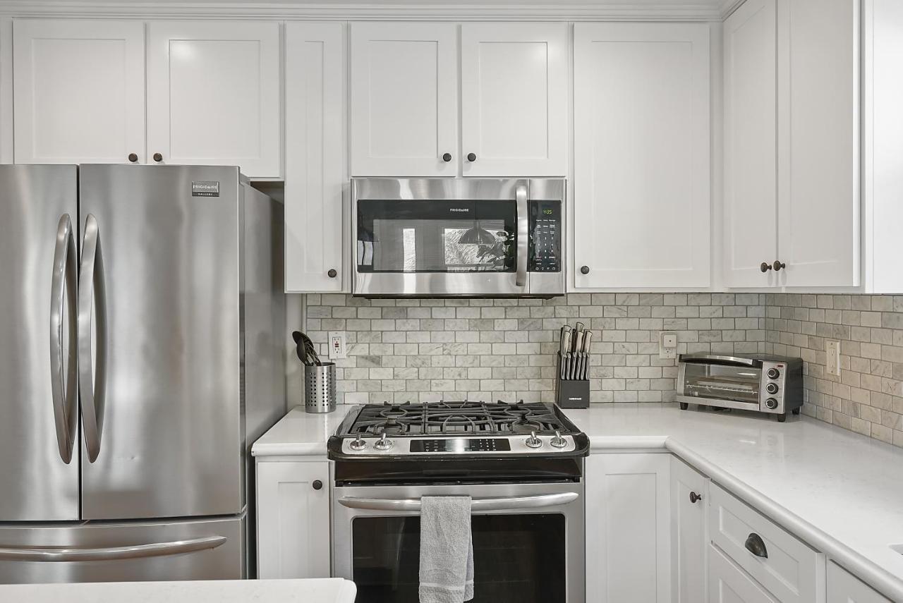 Stunning With Fireplace, Fast Wifi, Grill & Outdoor Seating!