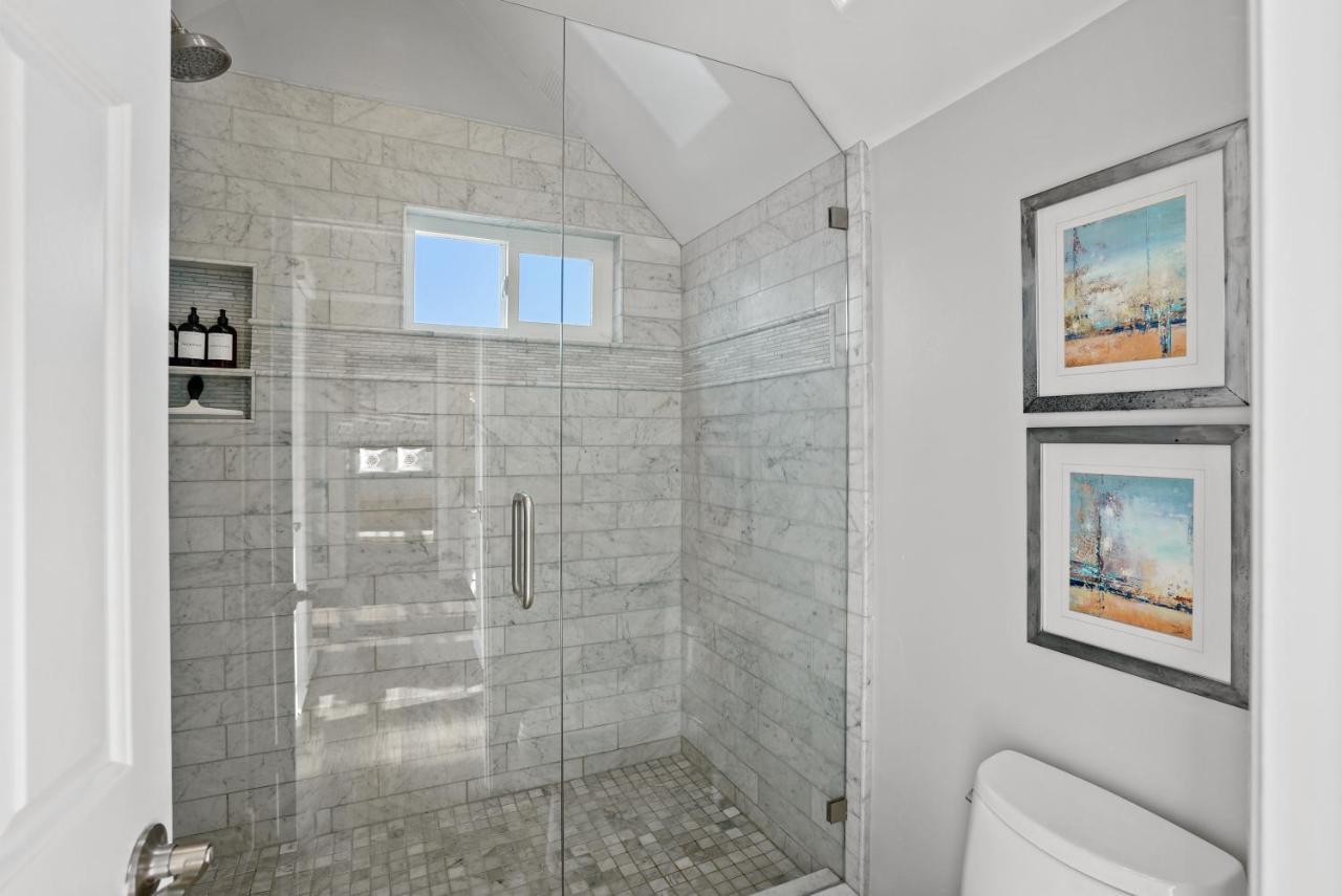 Stunning With Fireplace, Fast Wifi, Grill & Outdoor Seating! *