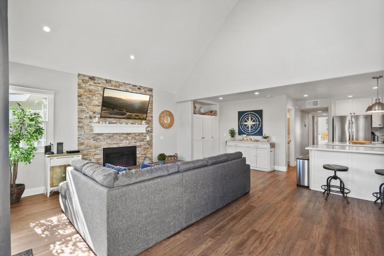 Stunning With Fireplace, Fast Wifi, Grill & Outdoor Seating! Holiday home *