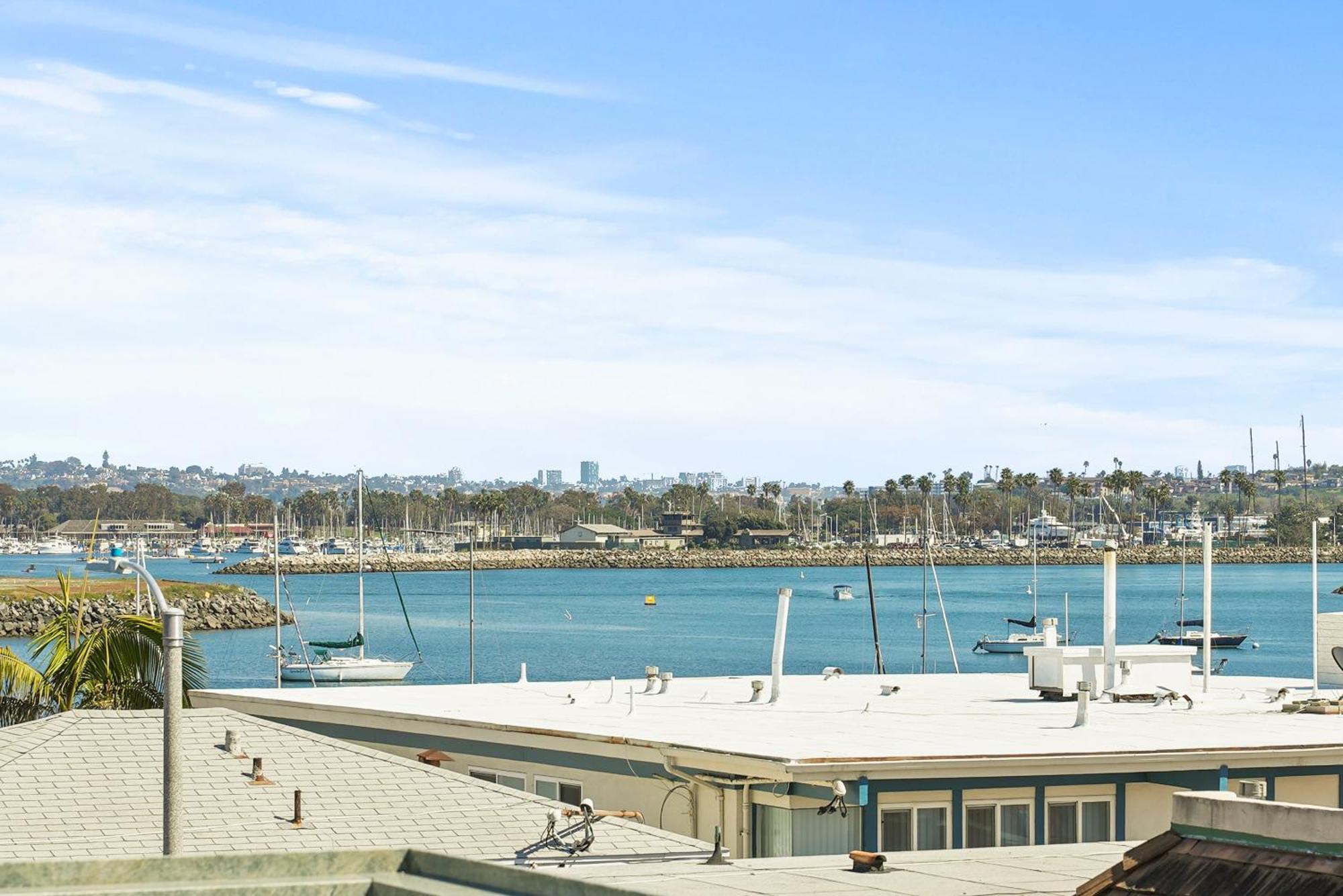 Holiday home Massive W Stunning Rooftop, Parking, Spa, Ac & Bay Views!