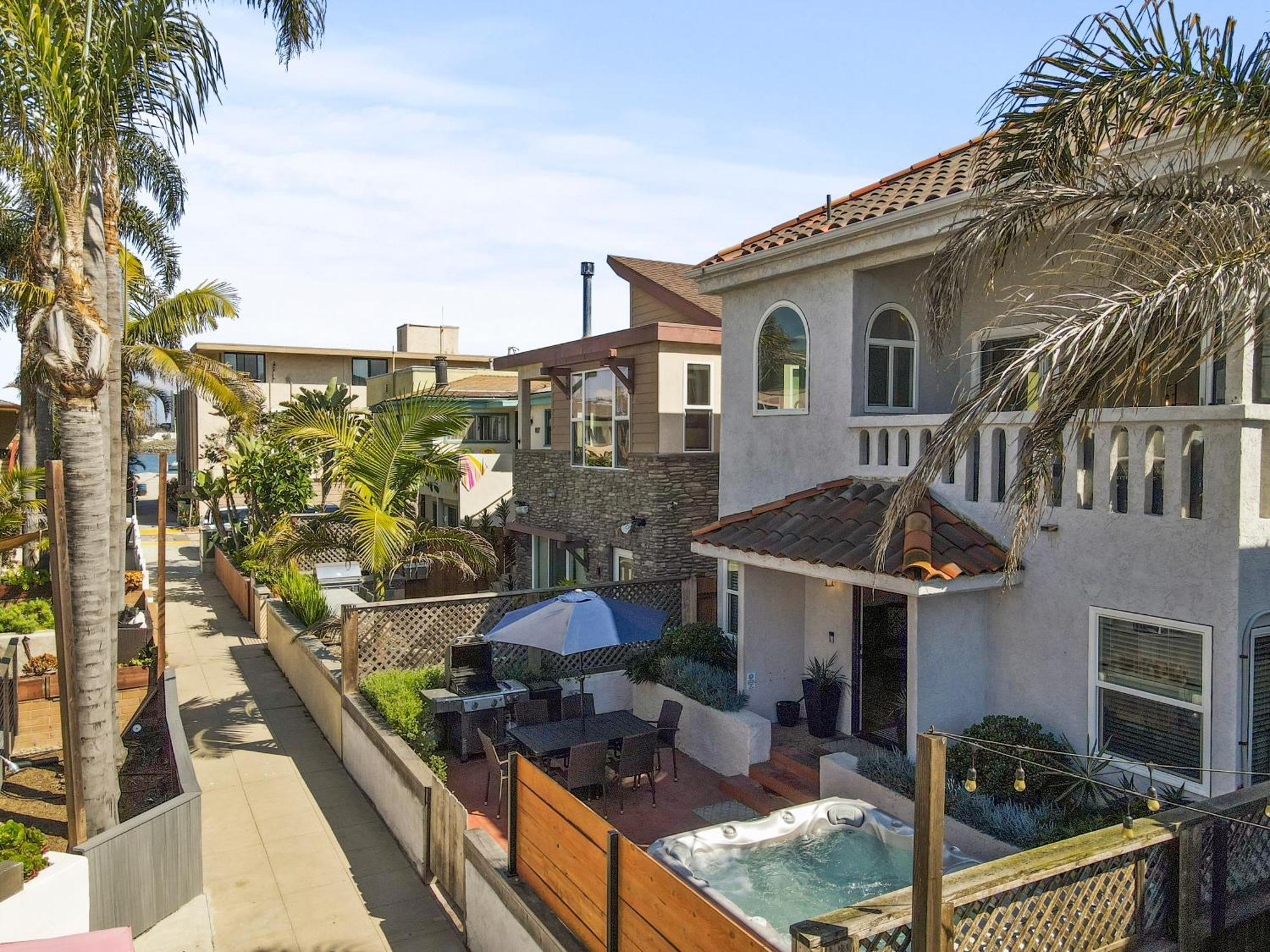 Holiday home Massive W Stunning Rooftop, Parking, Spa, Ac & Bay Views! *