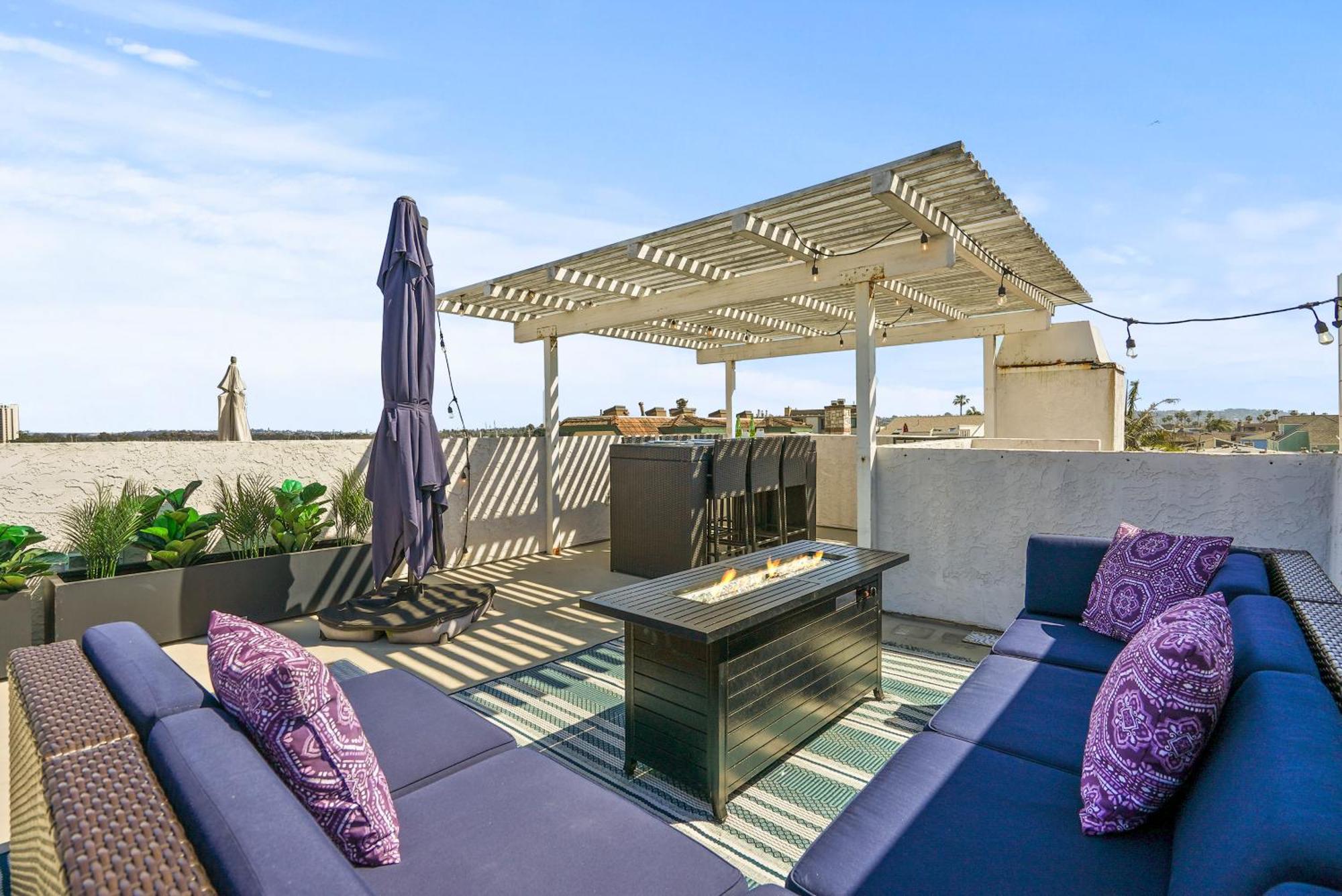 Holiday home Massive W Stunning Rooftop, Parking, Spa, Ac & Bay Views! *
