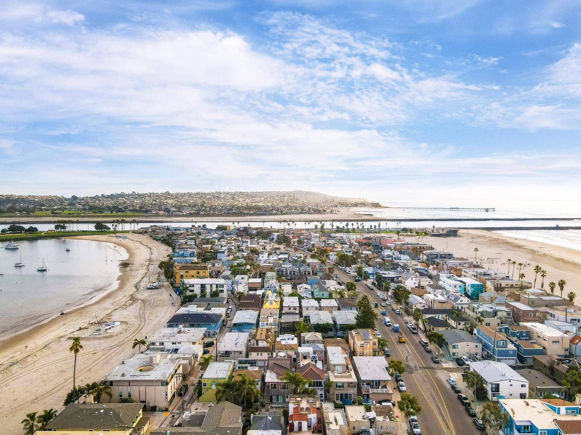 Holiday home Massive W Stunning Rooftop, Parking, Spa, Ac & Bay Views!
