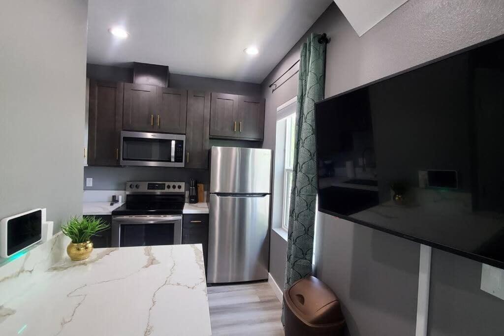 Military-restaurants-fast-wifi-a C-w D-pets-park- Apartment *