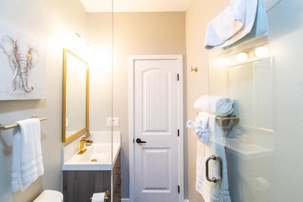Military-restaurants-fast-wifi-a C-w D-pets-park- Apartment San Diego