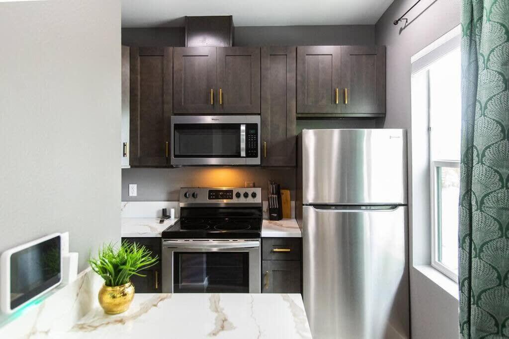 Military-restaurants-fast-wifi-a C-w D-pets-park- Apartment