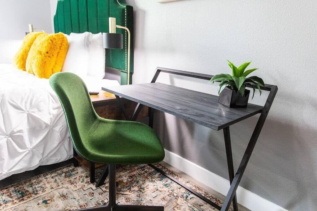 Military-restaurants-fast-wifi-a C-w D-pets-park- Apartment