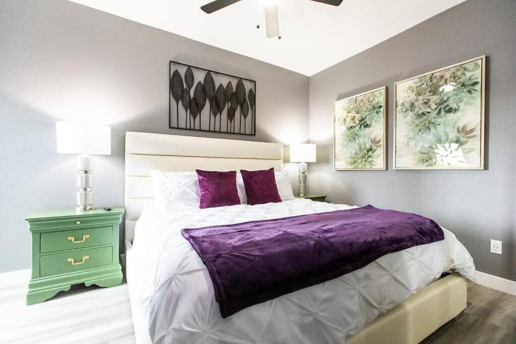 Apartment Restaurants-pets-professionals-fastwifi-a C-patios San Diego
