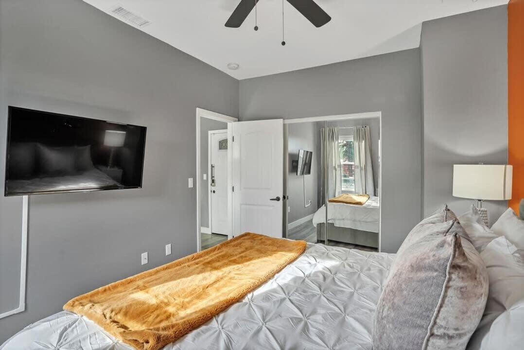 Professionals-restaurants-fastwifi-a C-desk- Pets *