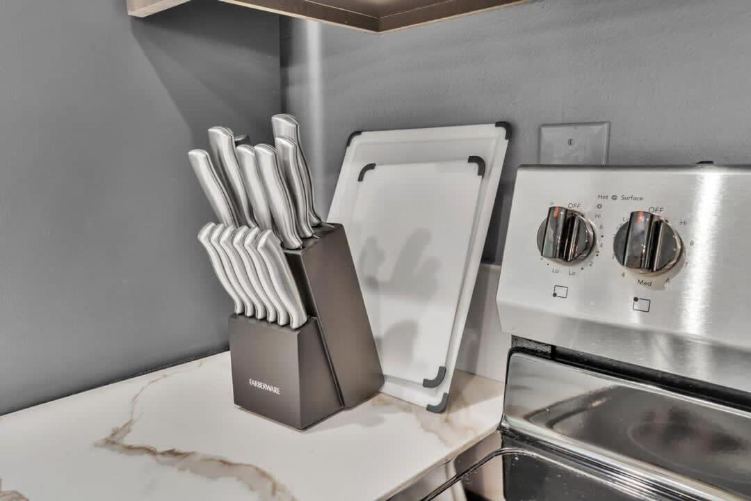 Apartment Professionals-restaurants-fastwifi-a C-desk- Pets *
