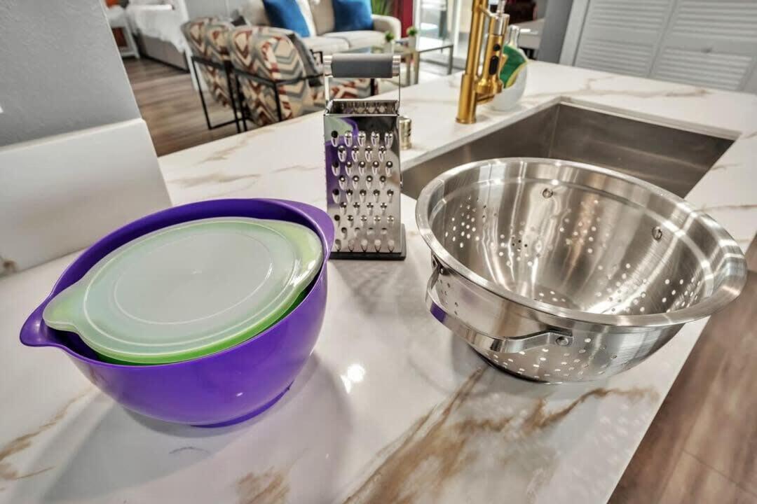 Apartment Professionals-restaurants-fastwifi-a C-desk- Pets San Diego