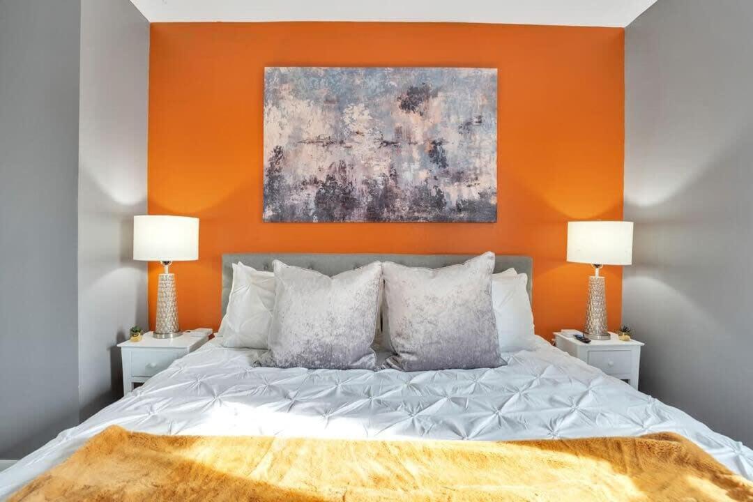 Apartment Professionals-restaurants-fastwifi-a C-desk- Pets