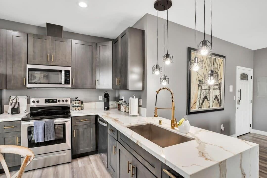 Apartment Professionals-restaurants-fastwifi-a C-desk- Pets San Diego