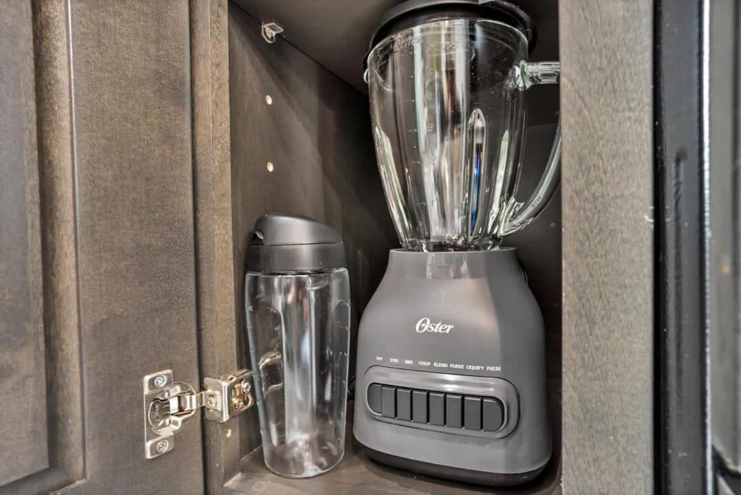 Apartment Professionals-restaurants-fastwifi-a C-desk- Pets