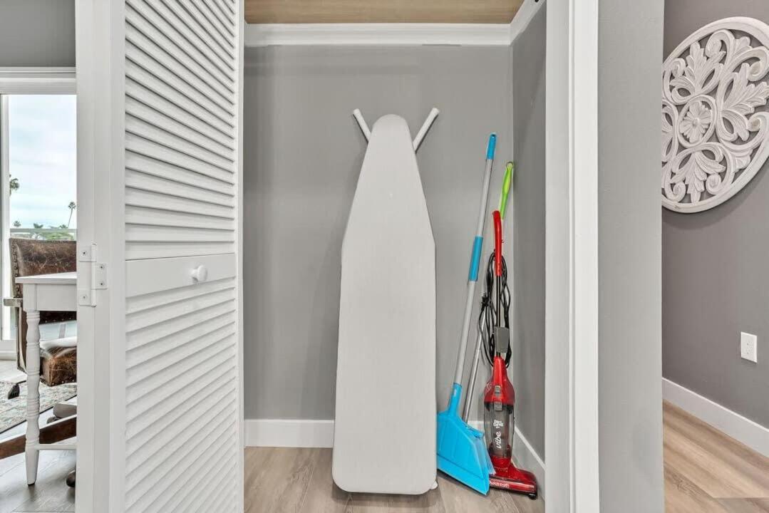 Apartment Professionals-restaurants-fastwifi-a C-desk- Pets *