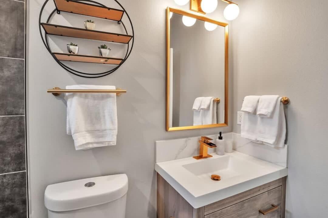 Professionals-restaurants-fastwifi-a C-desk- Pets * San Diego