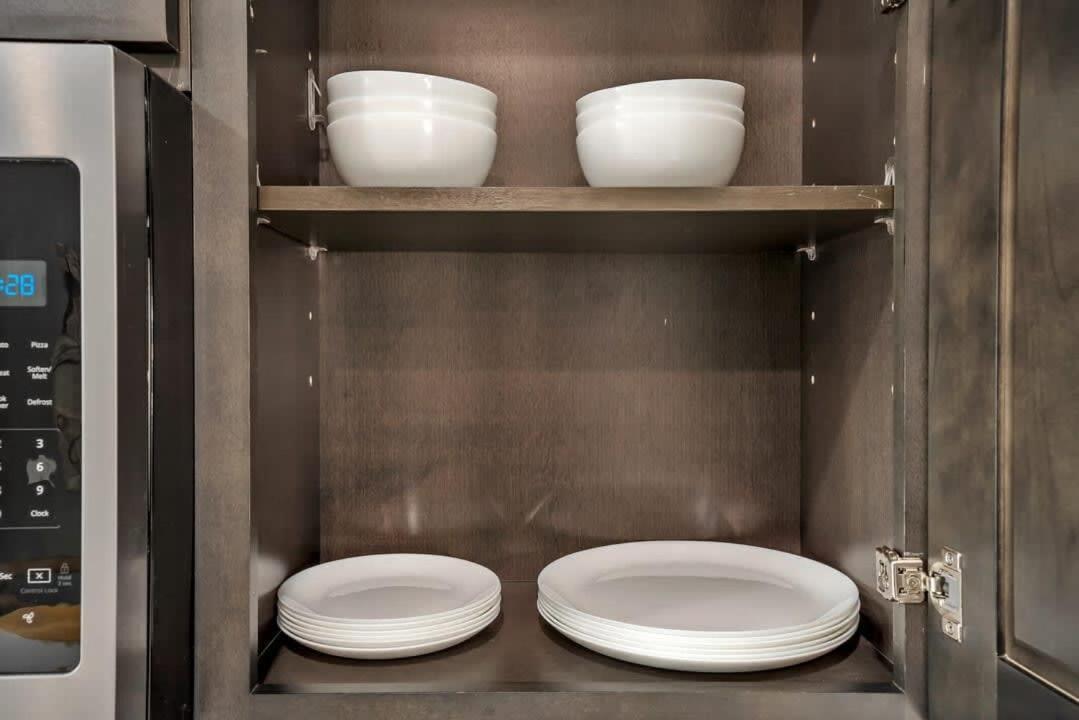 Apartment Professionals-restaurants-fastwifi-a C-desk- Pets