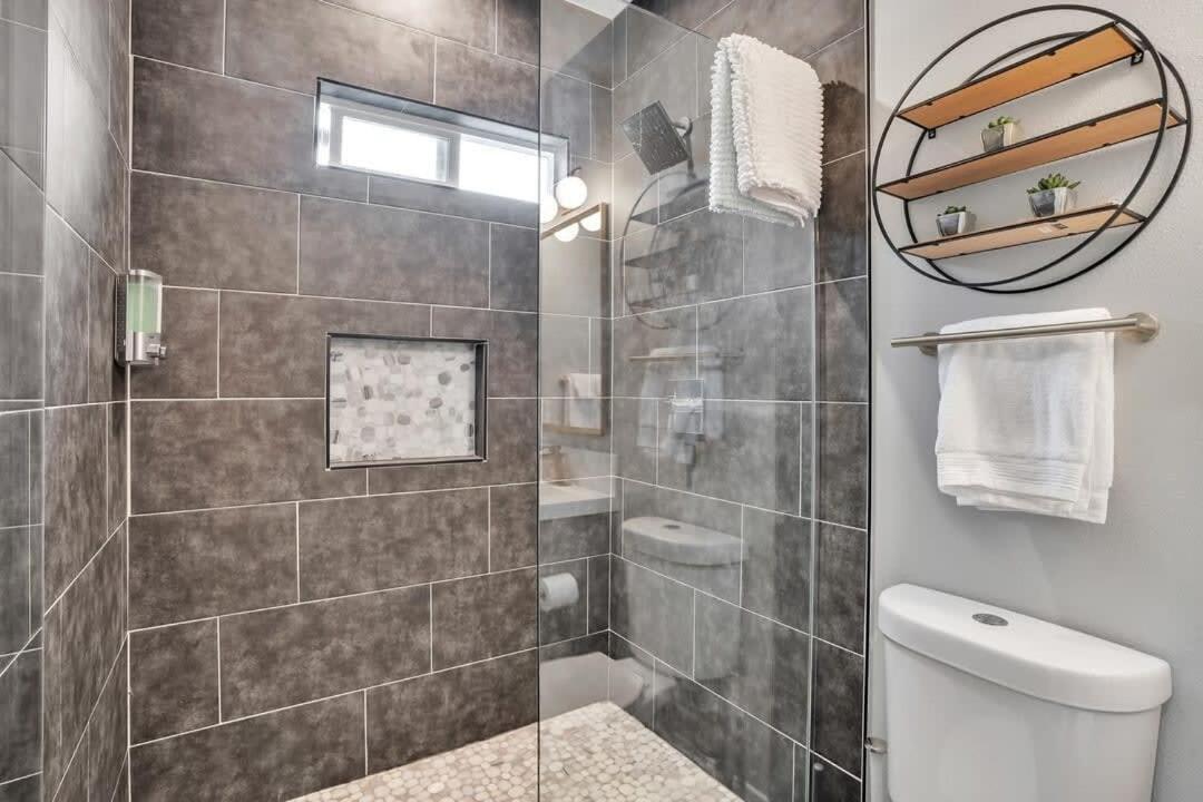 Professionals-restaurants-fastwifi-a C-desk- Pets Apartment